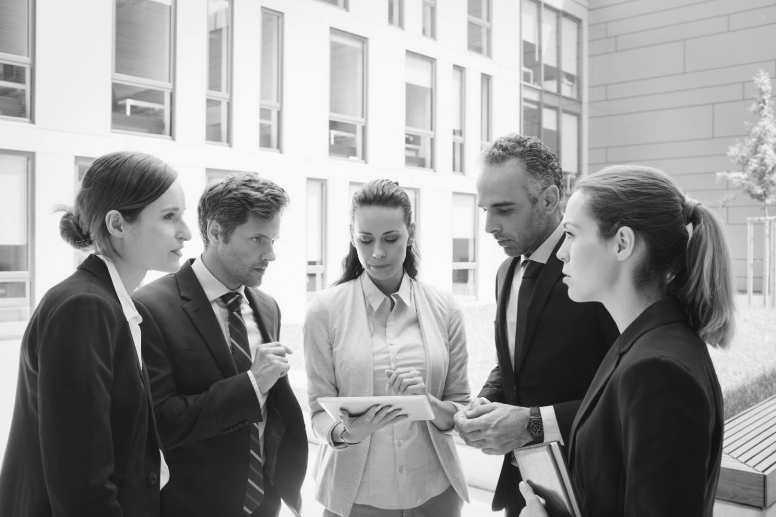 Modernes Büroambiente mit Fokus auf Teamarbeit und digitale Finanzlösungen
